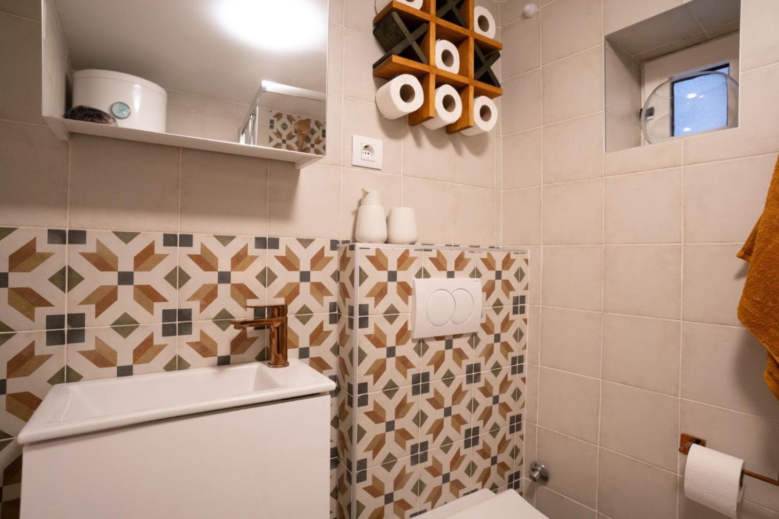 De Qua De La Studio Rovigno Esterno foto